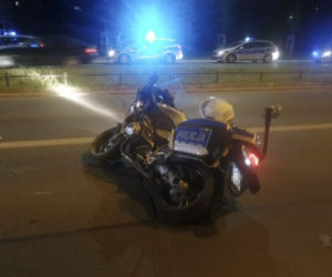 Policjant na noszach. Motocykl w rozsypce. Szokująca nocna akcja mundurowych!