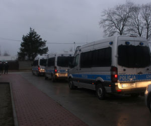 Skandal na meczu. Kibice Hutnika Kraków trzymani... w klatce niczym dzikie zwierzęta