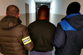 Pomógł w wyłudzeniu ponad 100 tys. złotych. 18-latek zatrzymany przez policję