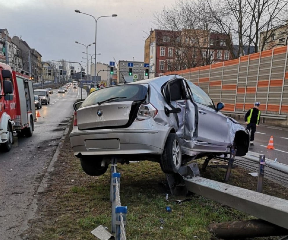 21-latek w BMW zawisł pomiędzy jezdniami. Wcześniej skosił wielki słup