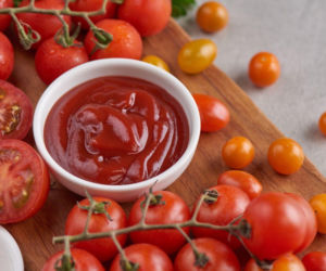 Światowy Dzień Ketchupu: Polacy kochają ketchup, ale coraz częściej wybierają ten bez dodatku cukru