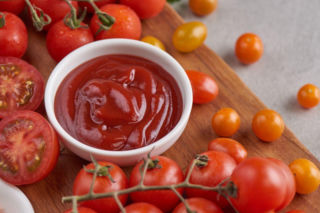 Światowy Dzień Ketchupu: Polacy kochają ketchup, ale coraz częściej wybierają ten bez dodatku cukru