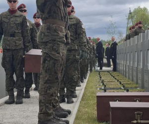 „Dziś wracają do siebie”. Pogrzeb żołnierzy NSZ po dekadach od komunistycznej zbrodni