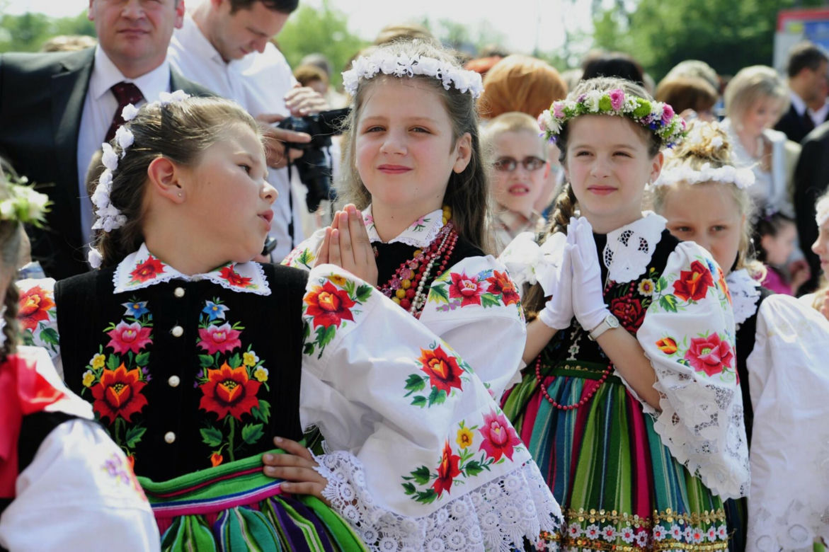 Dziewczynki w tradycyjnych strojach łowickich