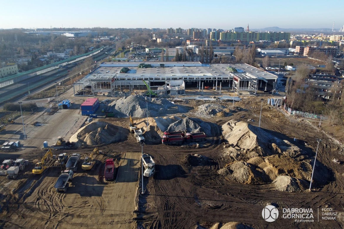 Przebudowa dawnego supermarketu na park handlowy w Dąbrowie Górniczej