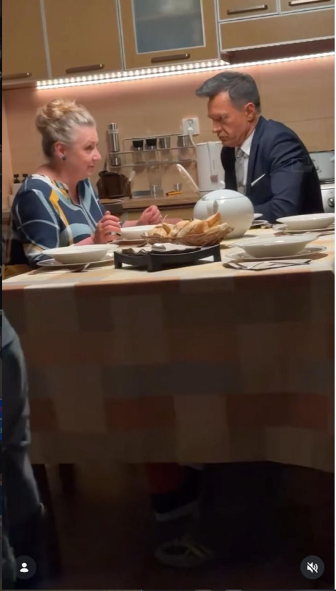 Na dobre i na złe nowy sezon na planie. Andrzej Falkowicz (Michał Żebrowski), pani Jadzia (Aldona Jankowska)