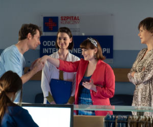 Na dobre i na złe odc. 777. Vaclav Homolka (Matej Matejka), Halinka (Joanna Jarmołowicz), Blanka (Pola Gonciarz), Lucyna (Anna Samusionek)