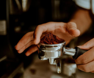 Fabrycznie pakowana kawa mielona a świeżo zmielone ziarna: kwestia preferencji czy obiektywna przewaga?