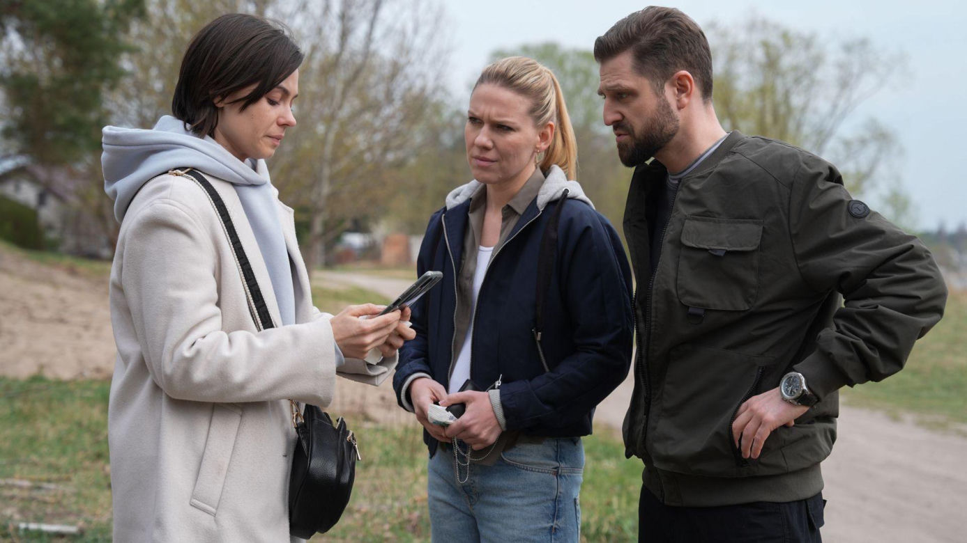 Na dobre i na złe odc. 997. Blanka (Pola Gonciarz), policjantka Dorota Kowal (Magdalena Wróbel), Radosław Biegun (Mateusz Lisiecki)