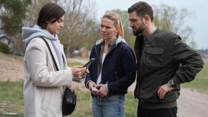 Na dobre i na złe odc. 997. Blanka (Pola Gonciarz), policjantka Dorota Kowal (Magdalena Wróbel), Radosław Biegun (Mateusz Lisiecki)