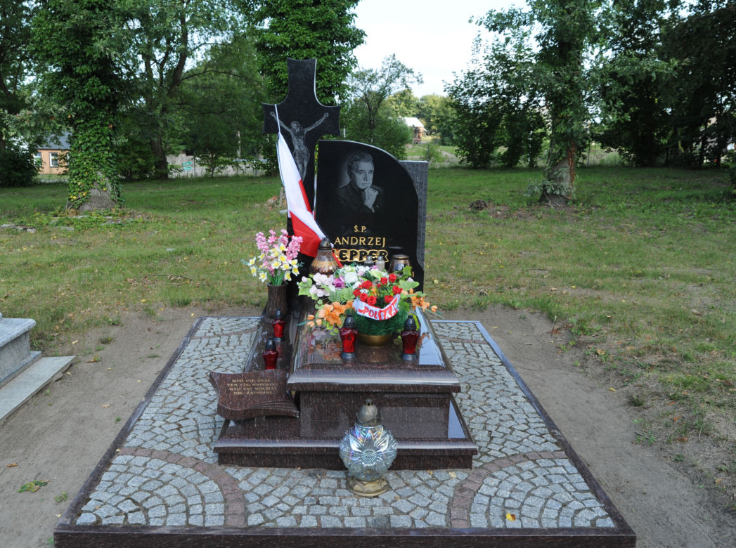 Tak wygląda grób Leppera w 8 rocznicę śmierci