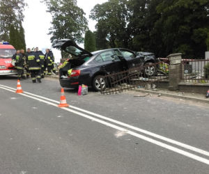 Wypadek w Niewieścinie. Rozpędzona kobieta zakończyła swój rajd na... cmentarzu [ZDJĘCIA]