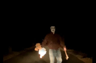 Sceny jak z horroru w Knurowie. Zamaskowany mężczyzna z siekierą i lalką w rękach straszy nadjeżdżających kierowców [WIDEO]