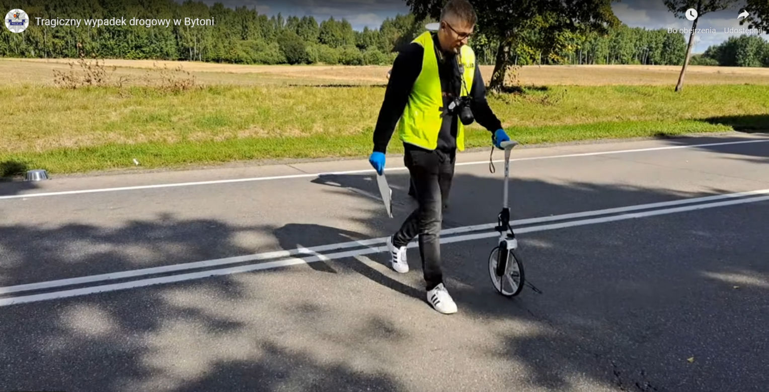 Przerażający wypadek pod Starogardem Gdańskim. Dwóch 30-latków zginęło w zmasakrowanym mercedesie [ZDJĘCIA].