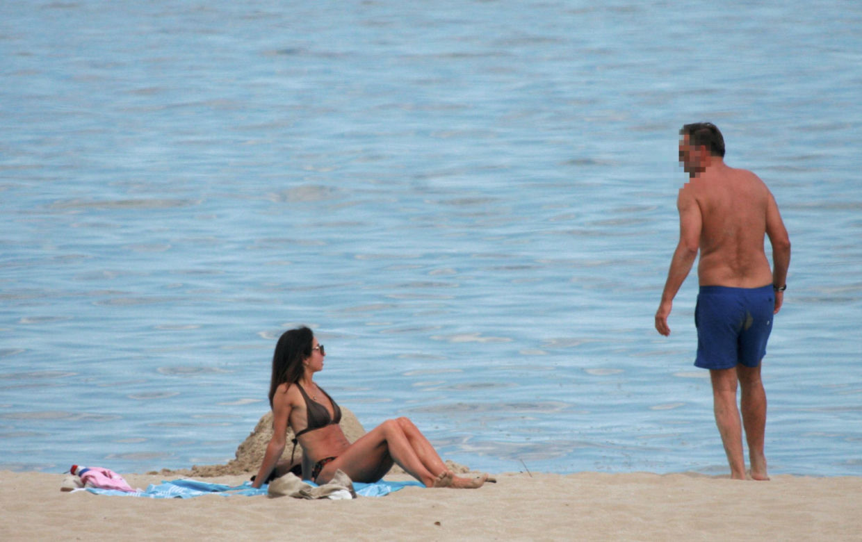 Marta Kaczyńska z mężem na plaży