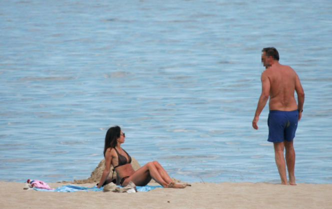 Marta Kaczyńska z mężem na plaży