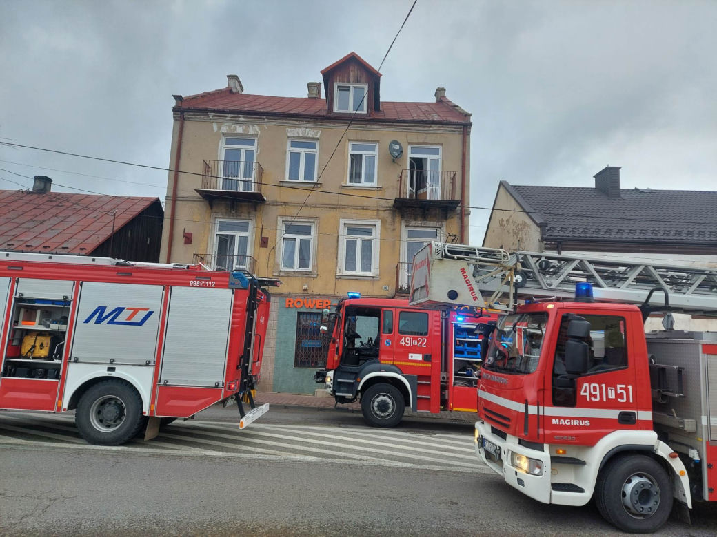 Pożar w kamienicy przy Iłżeckie w Starchowicach! W niedzielny poranek służby w akcji