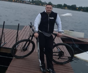 Krzysztof Radzikowski wygląda jak nastolatek