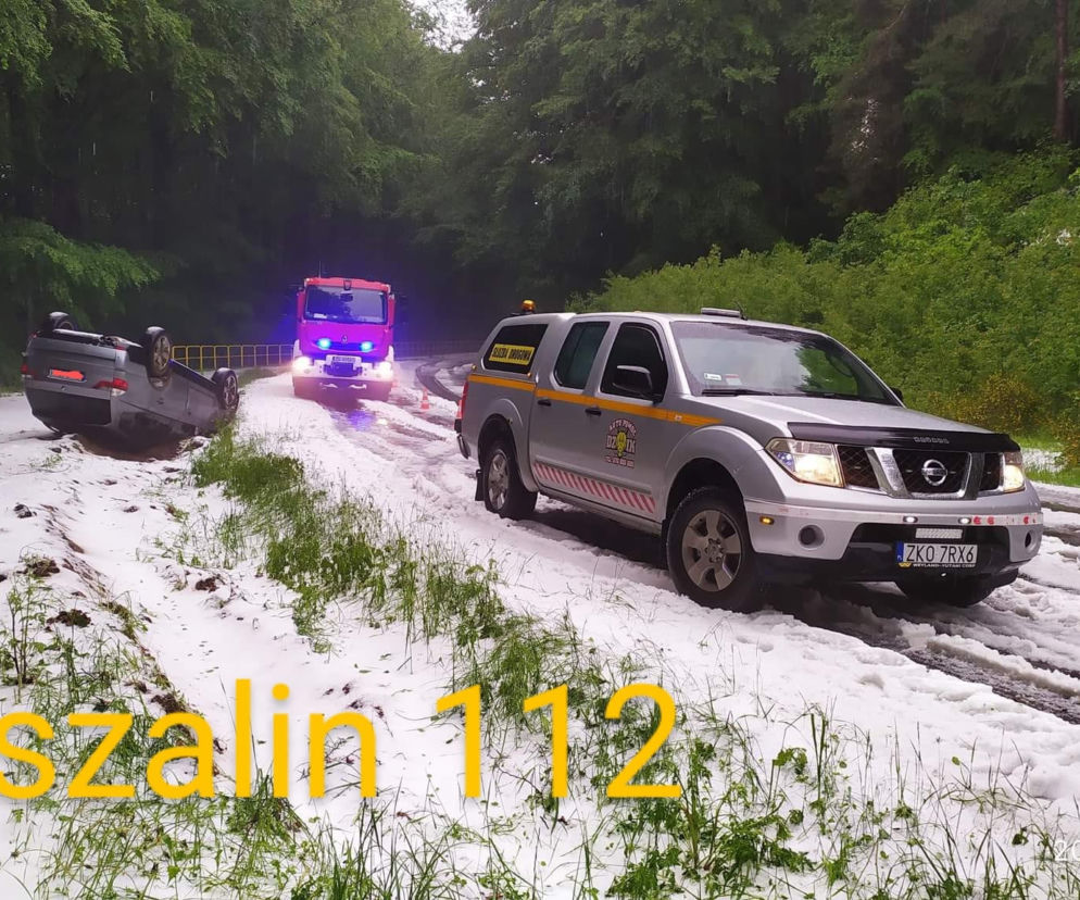 Atak zimy w Koszalinie! Ulice były białe, dachował samochód