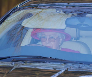 Królowa Elżbieta II prowadzi auto