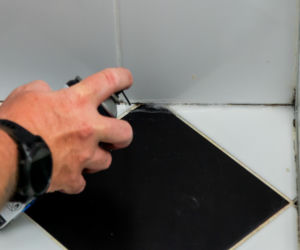 Jak poprawnie usunąć starą fugę i silikon oraz nałożyć nowy? Murator Remontuje