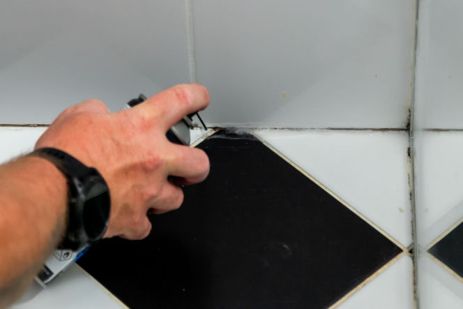 Jak poprawnie usunąć starą fugę i silikon oraz nałożyć nowy? Murator Remontuje