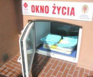 Ostrzeszów: kilkumiesięczno dziecko w Oknie Życia