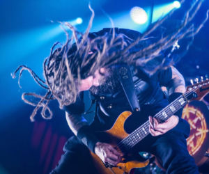 Skrupulatnie wyreżyserowany groteskowy spektakl okraszony nutą surrealizmu – Avatar zawładną Warszawą [RELACJA]