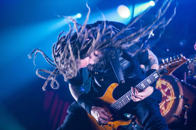 Skrupulatnie wyreżyserowany groteskowy spektakl okraszony nutą surrealizmu – Avatar zawładną Warszawą [RELACJA]