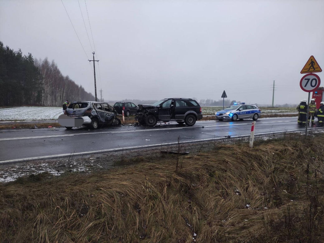 Śmiertelny wypadek pod Opocznem. 21-latek wyciągnięty przez świadków z płonącego auta