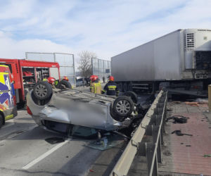 Poważny wypadek w Łoponiu. Zderzenie z ciężarówką i akcja służb