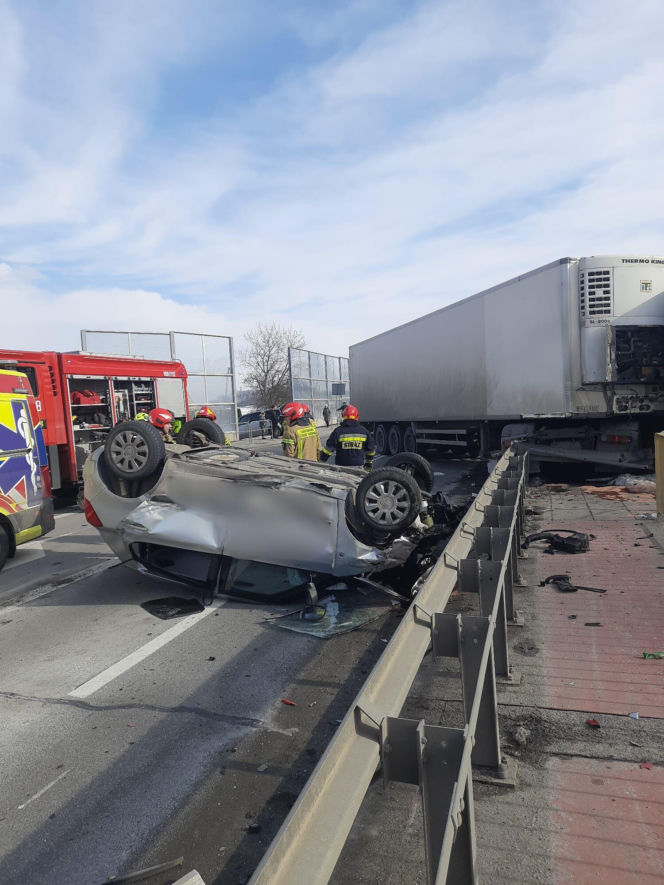 Zderzenie ciężarówki z osobówką na trasie Tarnów - Brzesko. Trzy osoby poszkodowane