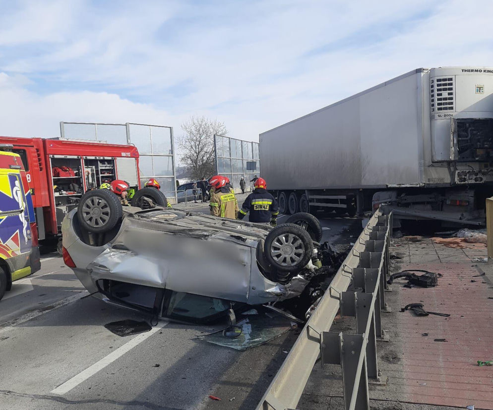 Zderzenie ciężarówki z osobówką na trasie Tarnów - Brzesko. Trzy osoby poszkodowane