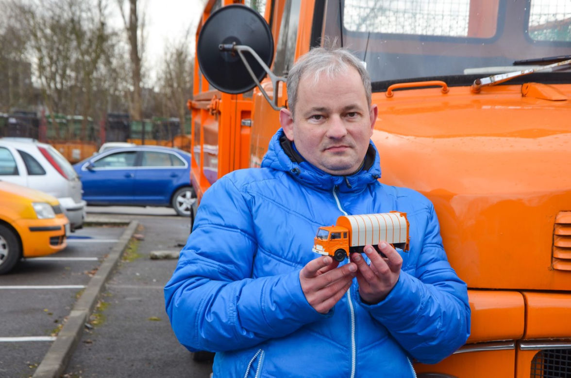 Takie hobby. Mariusz Hanc tworzy miniatury śmieciarek i pługów MPO
