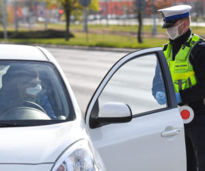 Policja kontrolowała czy toruńscy kierowcy respektują obowiązek noszenia maseczek