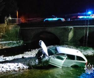 Samochód wpadł do rzeki. Trzy osoby trafiły do szpitala