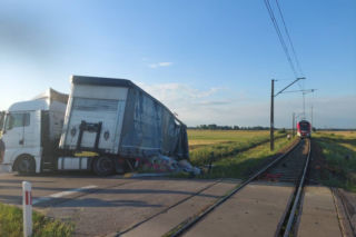 Groźny wypadek pod Łowiczem. Pociąg osobowy uderzył w TIR-a