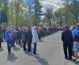 Ostatnie przygotowania do pogrzebu Łukasza Litewki. Pierwsi żałobnicy dotarli pod kościół. To był człowiek niezastąpiony