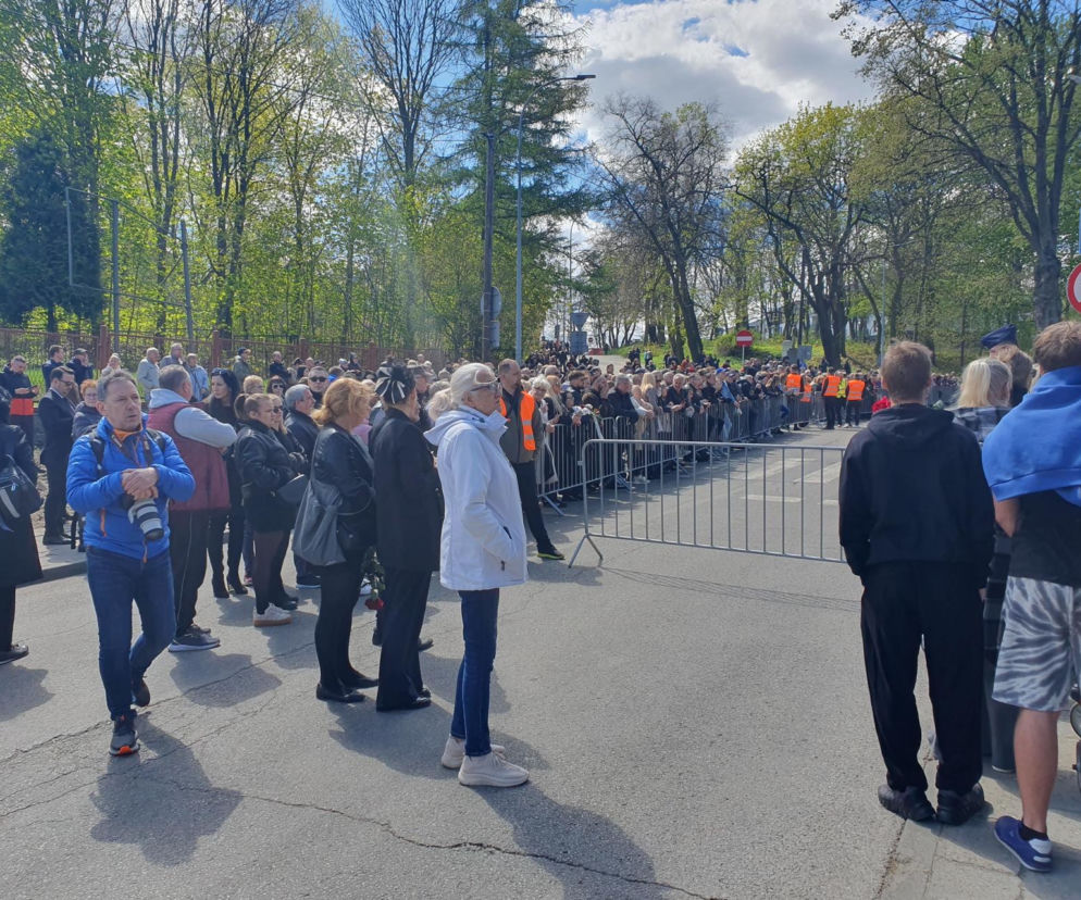 Pogrzeb Łukasza Litewki. Tłumy żałobników w kościele. Rusza ceremonia 