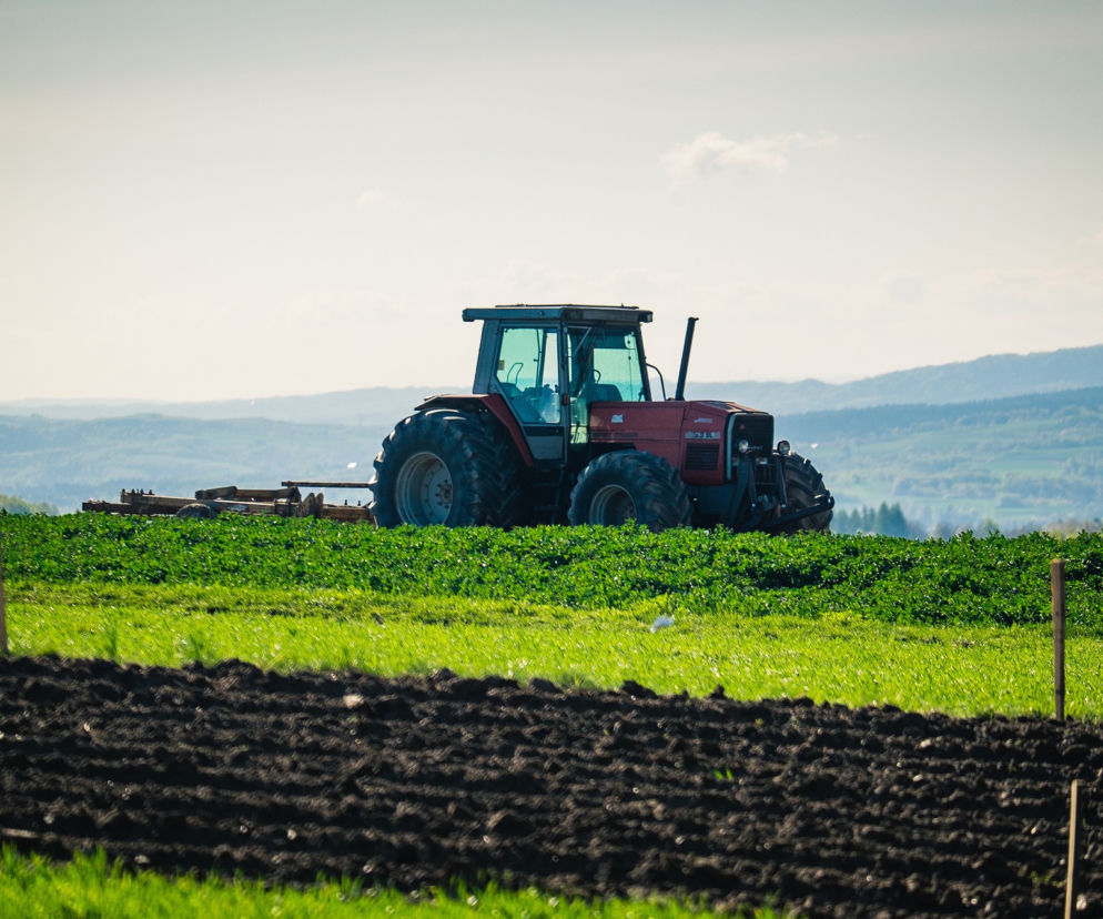 Traktor przygniótł mężczyznę. To kolejny taki wypadek w regionie 