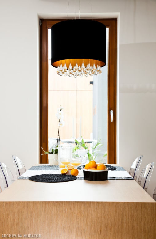 Lampa z żółtym wnętrzem abażuru