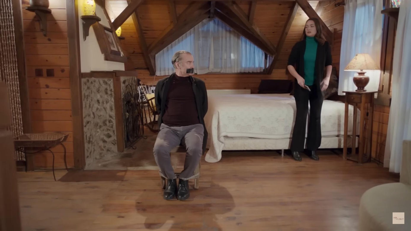 Dramat w serialu Miłość i nadzieja! Suat traci przytomność po ciosie!