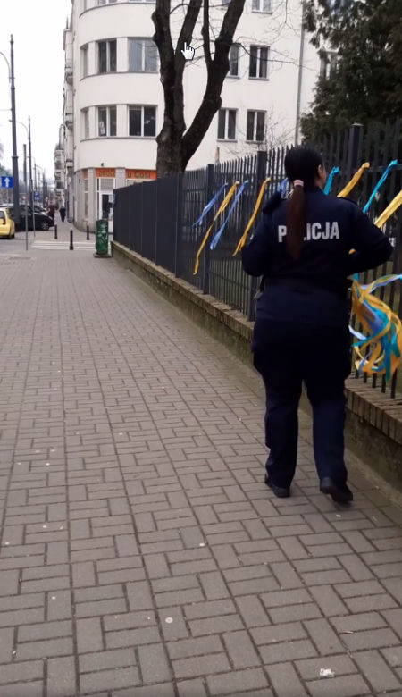 Skandaliczne zachowanie warszawskiej policjantki. Zerwała ukraińskie symbole narodowe