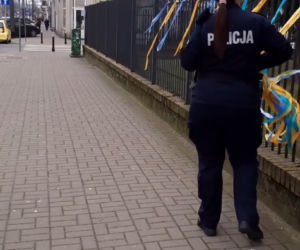 Skandaliczne zachowanie warszawskiej policjantki. Zerwała ukraińskie symbole narodowe