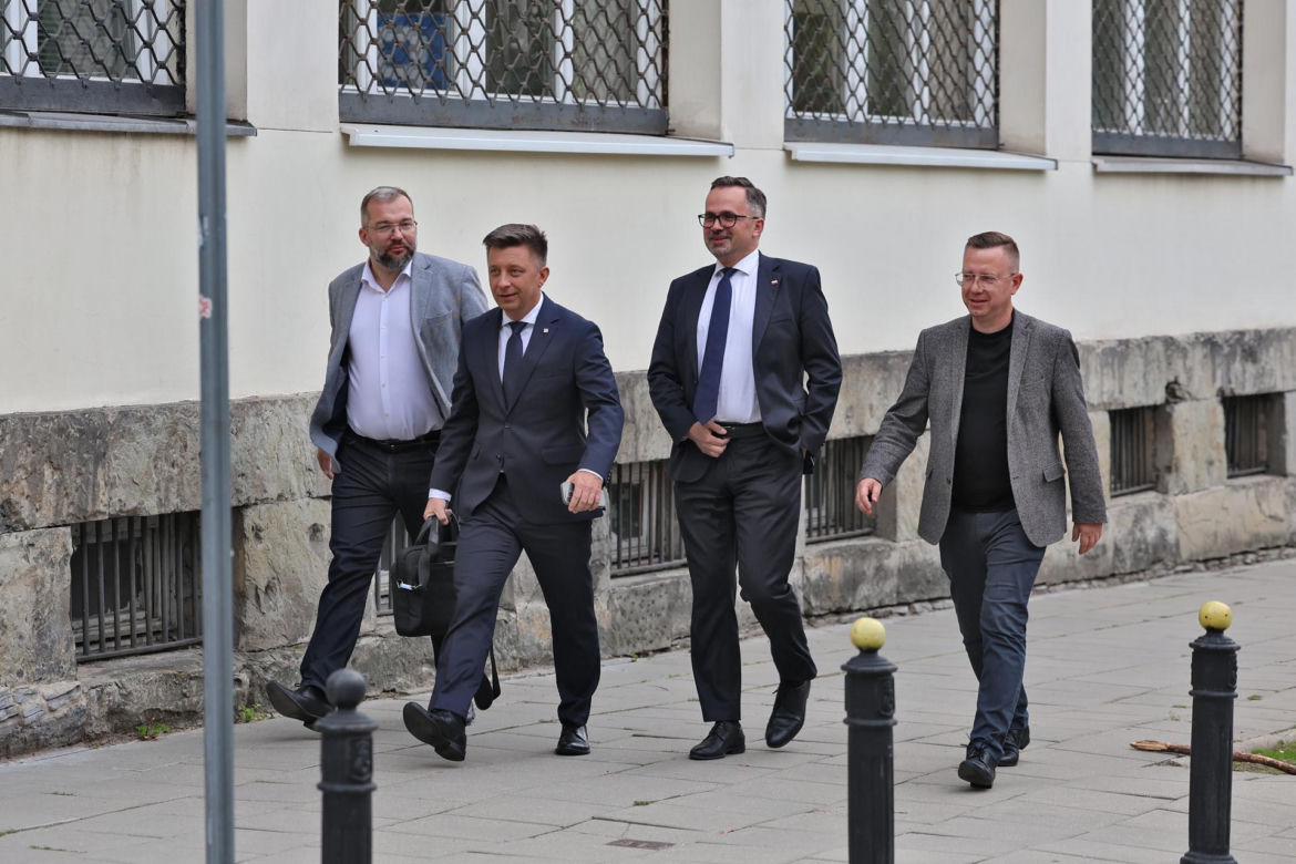 Zamiast na Nowogrodzkiej, Morawiecki i jego stronnicy spotkali się przy Konopnickiej. Były cukierki dla dziennikarzy