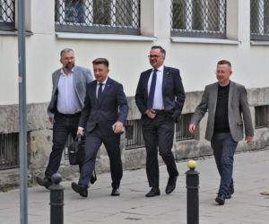 Zamiast na Nowogrodzkiej, Morawiecki i jego stronnicy spotkali się przy Konopnickiej. Były cukierki dla dziennikarzy