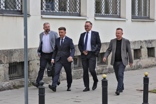 Zamiast na Nowogrodzkiej, Morawiecki i jego stronnicy spotkali się przy Konopnickiej. Były cukierki dla dziennikarzy