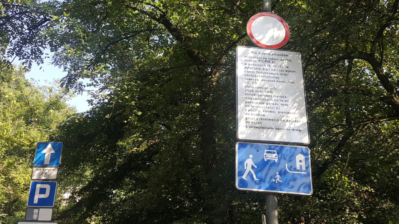 Nie dotyczy pojazdów dojeżdżających na teren uczelni UJ - ten zapis pozwala prawcownikom UJ wjeżdżać poza zezwoleniem od ZIKiT