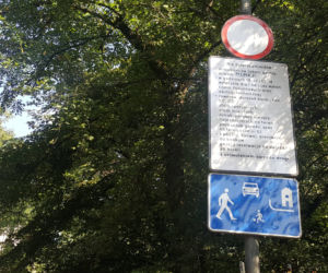 Nie dotyczy pojazdów dojeżdżających na teren uczelni UJ - ten zapis pozwala prawcownikom UJ wjeżdżać poza zezwoleniem od ZIKiT
