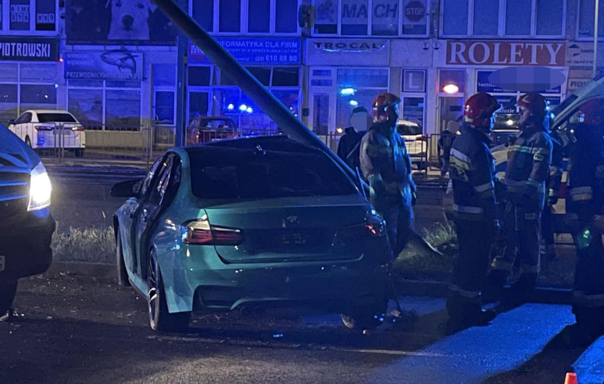 Nocna makabra na ulicach Warszawy. BMW ścięło latarnie. Egipskie ciemności na Grochowskiej